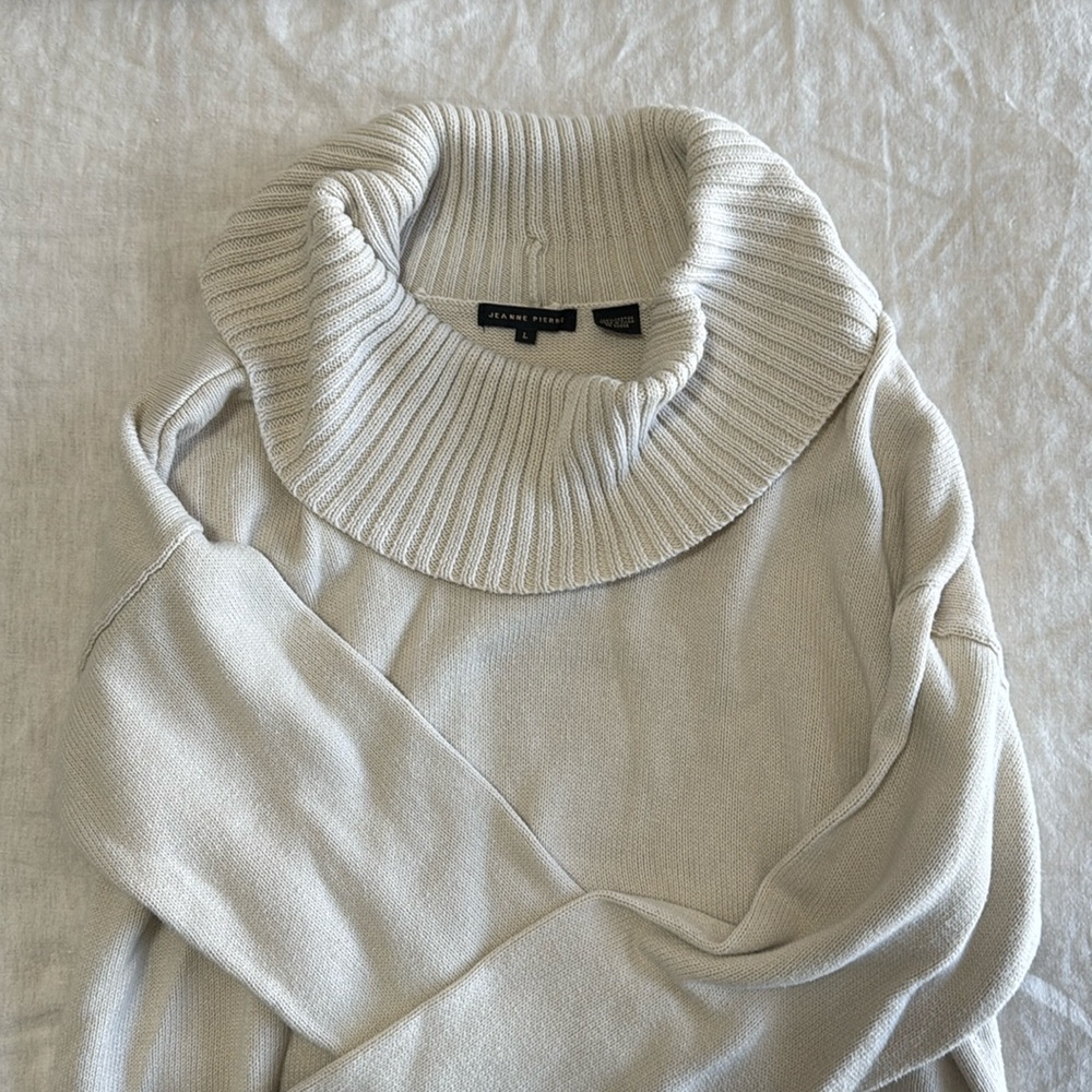 Womens cream/tan turtle neck sweater